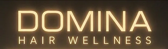 L'insegna del salone accesa: DOMINA, Hair Wellness.