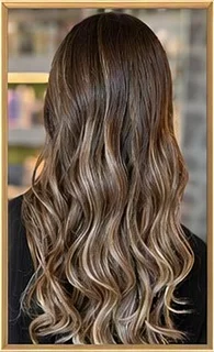 Lunghe onde balayage castane e miele, viste da dietro.
