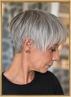 Una cliente di profilo con un taglio corto argento e la frangia lunga.