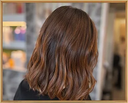 Capelli a caschetto lungo color rame, visti da dietro, con le punte mosse.