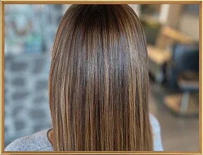 Capelli lisci e lucidi dopo un trattamento, visti da dietro.
